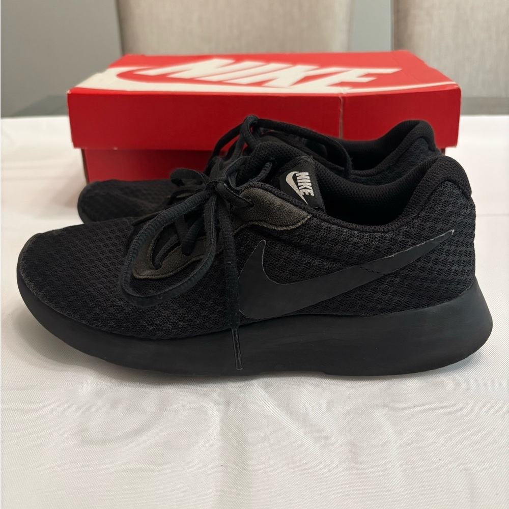 Women’s Nike Black Mesh Sneakers Size 7 (boys size 5.5)